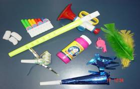 教材：吹泡泡、羽毛、發泡膠球、簡單樂器、紙卷等