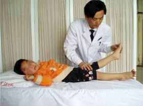 怎样抑制脑瘫患儿的异常动作和姿势